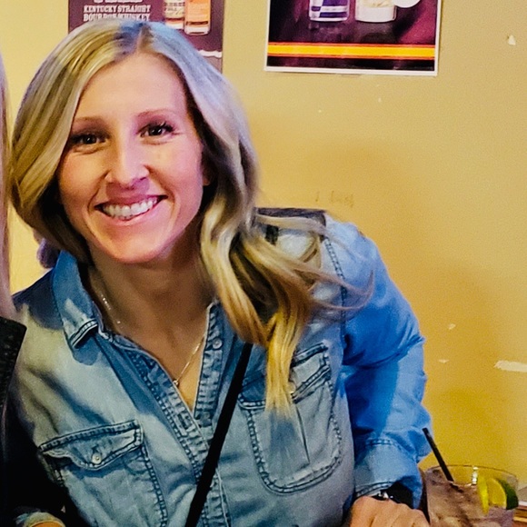 Meet your Posher, Dee - Picture 2 of 3